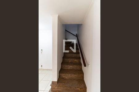 Escada de casa para alugar com 2 quartos, 140m² em Vila Caraguata, São Paulo