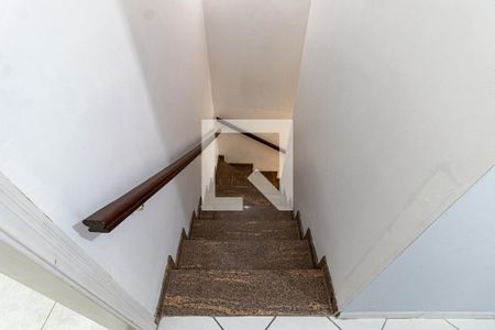 Escada de casa para alugar com 2 quartos, 140m² em Vila Caraguata, São Paulo