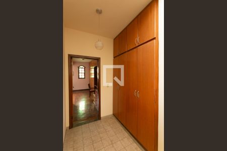 Corredor de casa de condomínio à venda com 5 quartos, 625m² em Planalto, Belo Horizonte