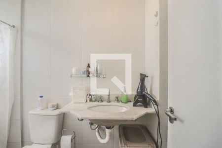 Banheiro da Suíte de apartamento à venda com 2 quartos, 57m² em Bom Jesus, Porto Alegre