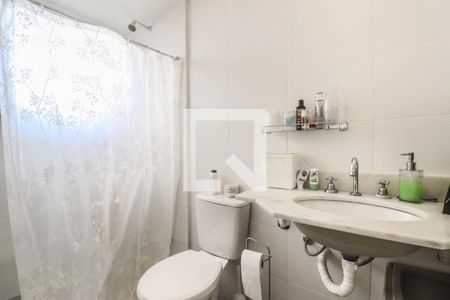 Banheiro da Suíte de apartamento à venda com 2 quartos, 57m² em Bom Jesus, Porto Alegre