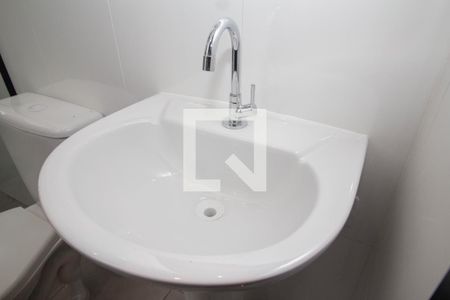 Banheiro de casa de condomínio para alugar com 1 quarto, 25m² em Jardim Monjolo, São Paulo