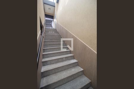 Escada de casa de condomínio para alugar com 1 quarto, 25m² em Jardim Monjolo, São Paulo
