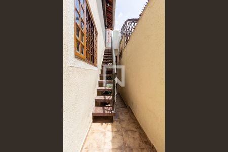 Corredor externo e escada de casa à venda com 3 quartos, 177m² em Penha de França, São Paulo