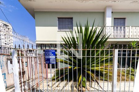 Fachada com plaquinha de casa à venda com 4 quartos, 500m² em Lapa, São Paulo