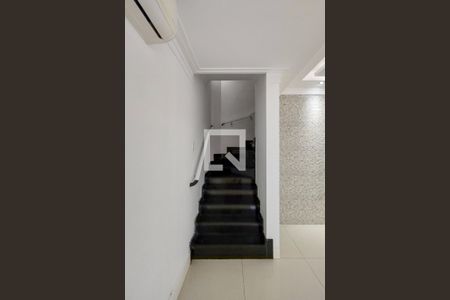 Escada de casa de condomínio para alugar com 4 quartos, 130m² em Canto do Forte, Praia Grande