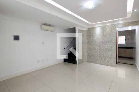 Sala de casa de condomínio para alugar com 4 quartos, 130m² em Canto do Forte, Praia Grande