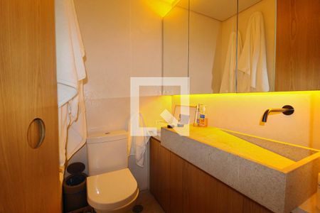 Banheiro de kitnet/studio para alugar com 1 quarto, 33m² em Vila Nova Conceição, São Paulo