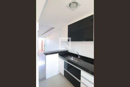 Cozinha de casa de condomínio à venda com 2 quartos, 88m² em Rio Branco, Belo Horizonte