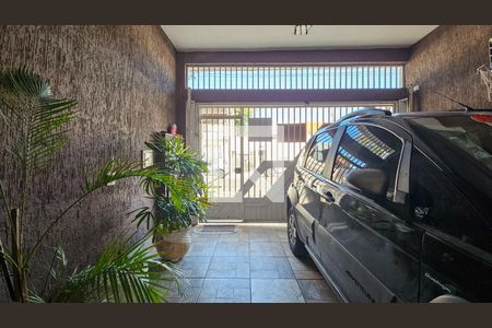Garagem de casa à venda com 3 quartos, 200m² em Vila Arriete, São Paulo
