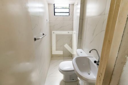 Banheiro de apartamento para alugar com 2 quartos, 45m² em Conjunto Promorar Raposo Tavares, São Paulo