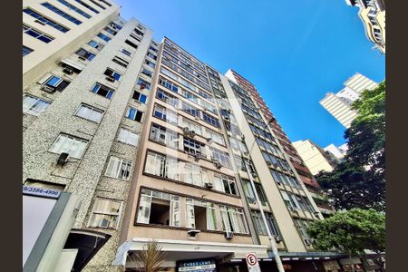 Fachada com cartaz QA de apartamento à venda com 3 quartos, 124m² em Leme, Rio de Janeiro
