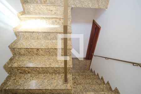 Escada de casa à venda com 5 quartos, 180m² em Vila Gomes Cardim, São Paulo