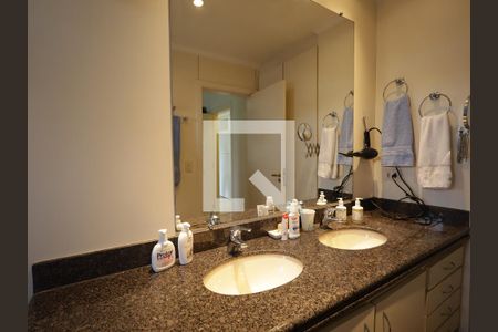 Banheiro da Suíte de apartamento à venda com 3 quartos, 251m² em Real Parque, São Paulo