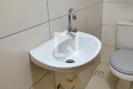 Lavabo de casa de condomínio para alugar com 2 quartos, 60m² em Jardim Melvi, Praia Grande