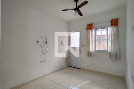 Sala de casa de condomínio para alugar com 2 quartos, 60m² em Jardim Melvi, Praia Grande