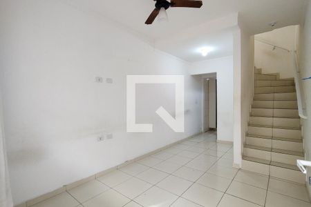 Sala de casa de condomínio para alugar com 2 quartos, 60m² em Jardim Melvi, Praia Grande
