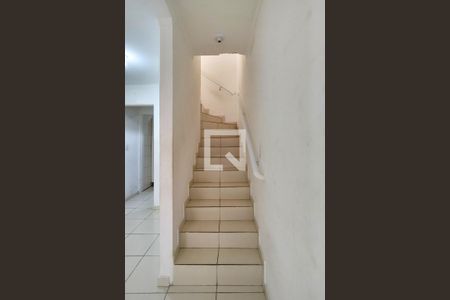 Escada de casa de condomínio para alugar com 2 quartos, 60m² em Jardim Melvi, Praia Grande