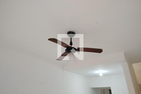 Sala de casa de condomínio para alugar com 2 quartos, 60m² em Jardim Melvi, Praia Grande