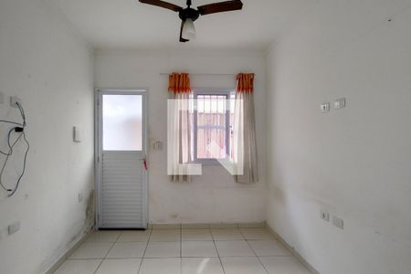 Sala de casa de condomínio para alugar com 2 quartos, 60m² em Jardim Melvi, Praia Grande