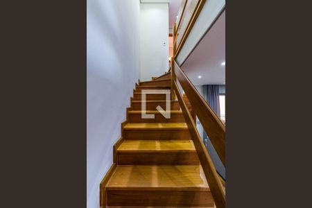 Escada de casa de condomínio para alugar com 3 quartos, 120m² em Vila Pirajussara, São Paulo