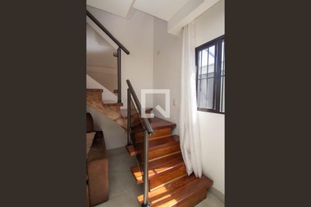 Escada de casa à venda com 3 quartos, 271m² em Vila Pereira Cerca, São Paulo