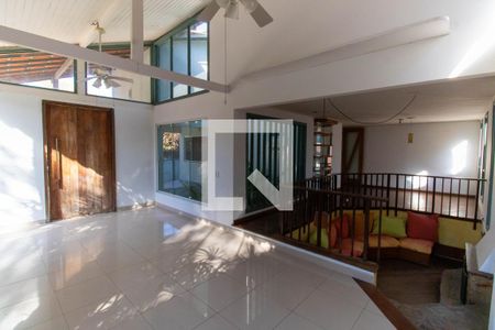 Sala de casa de condomínio à venda com 5 quartos, 320m² em Matapaca, Niterói