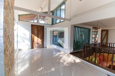 Sala de casa de condomínio à venda com 5 quartos, 320m² em Matapaca, Niterói