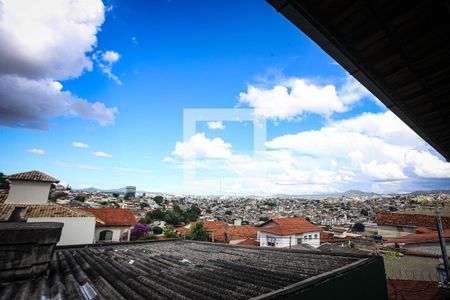Vista de casa à venda com 4 quartos, 243m² em Vila Ermelinda, Belo Horizonte