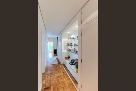 Corredor de apartamento à venda com 3 quartos, 220m² em Higienópolis, São Paulo