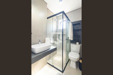 Banheiro Social de kitnet/studio para alugar com 1 quarto, 22m² em Água Verde, Curitiba