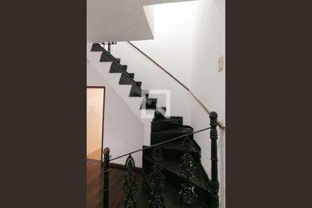 Escada de casa para alugar com 2 quartos, 62m² em Santa Rosa, Belo Horizonte