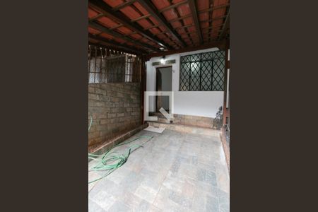 Garagem de casa para alugar com 2 quartos, 62m² em Santa Rosa, Belo Horizonte