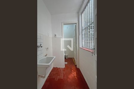 Banheiro de serviço de apartamento para alugar com 2 quartos, 45m² em Gonzaga, Santos