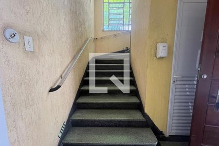 Escada de apartamento para alugar com 2 quartos, 45m² em Gonzaga, Santos