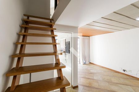 Escada de apartamento para alugar com 1 quarto, 70m² em Planalto Paulista, São Paulo