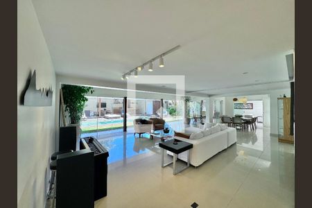 Sala de casa de condomínio à venda com 6 quartos, 430m² em Barra da Tijuca, Rio de Janeiro