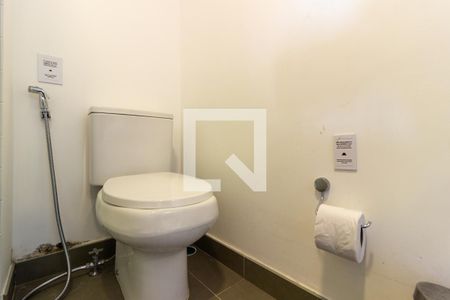 Banheiro de kitnet/studio para alugar com 1 quarto, 28m² em Jardim das Bandeiras, São Paulo