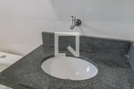 Banheiro de casa para alugar com 1 quarto, 60m² em Jardim Graziela, Barueri