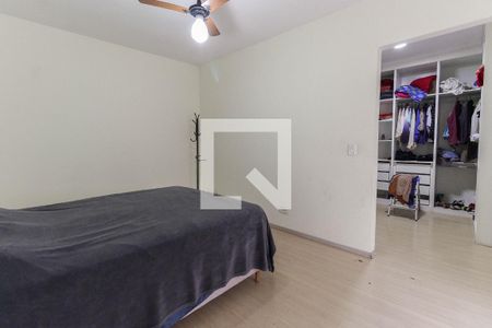 Suíte de casa à venda com 4 quartos, 228m² em Vila Regina, São Paulo