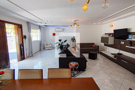 Sala de casa de condomínio para alugar com 5 quartos, 321m² em Jacarepaguá, Rio de Janeiro