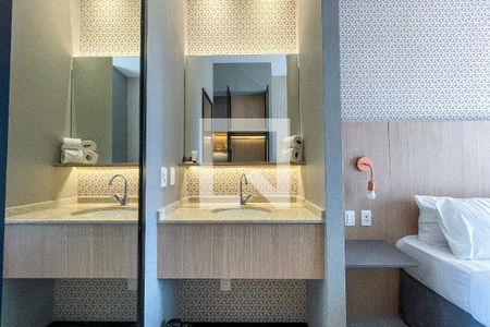 Banheiro de kitnet/studio para alugar com 1 quarto, 24m² em Vila Madalena, São Paulo