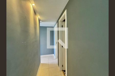 Corredor de apartamento para alugar com 3 quartos, 121m² em Recreio dos Bandeirantes, Rio de Janeiro
