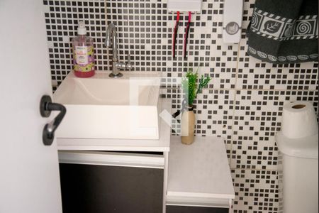 Banheiro Social de apartamento à venda com 2 quartos, 56m² em Vila Humaita, Santo André