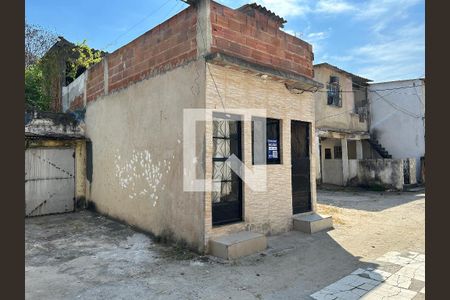 Fachada e placa de casa para alugar com 1 quarto, 65m² em Del Castilho, Rio de Janeiro