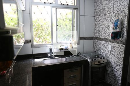 Cozinha de apartamento à venda com 2 quartos, 48m² em Jardim Riacho das Pedras, Contagem