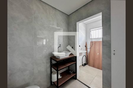 Banheiro de kitnet/studio para alugar com 0 quarto, 30m² em Cidade Monções, São Paulo