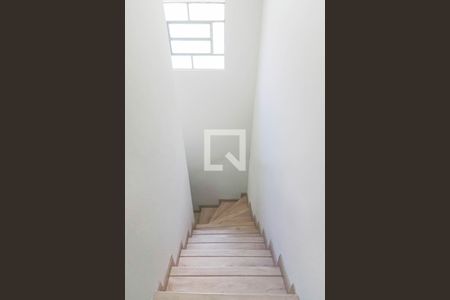 Escadas de casa à venda com 3 quartos, 130m² em Vila Nova Alba, São Paulo