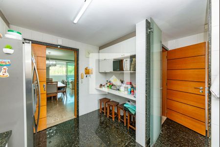 Cozinha de apartamento à venda com 4 quartos, 145m² em Belvedere, Belo Horizonte
