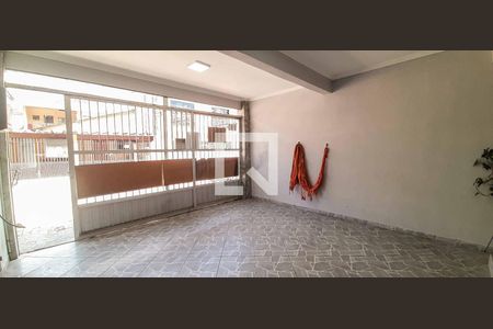 Garagem de casa à venda com 4 quartos, 177m² em Metalúrgicos, Osasco